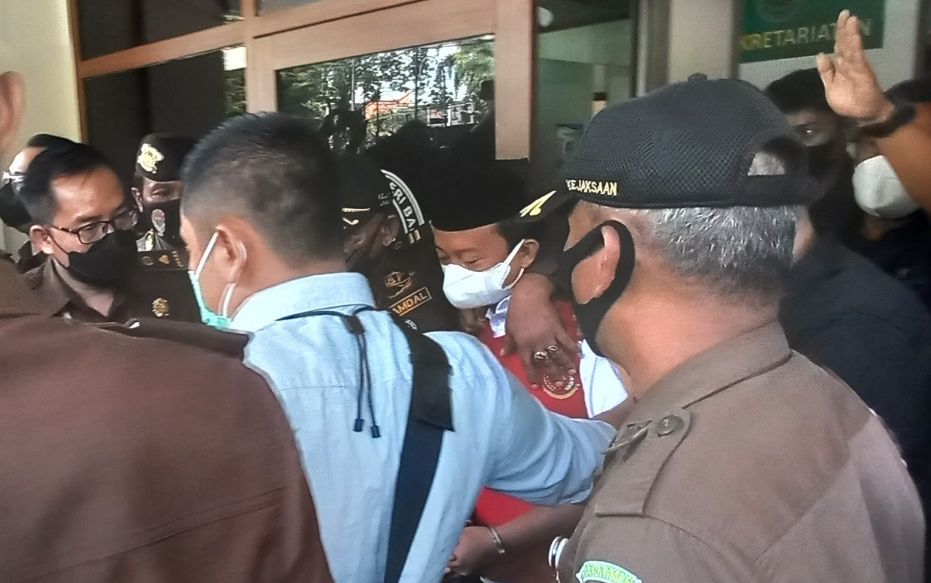 Terdakwa Herry Wirawan dijaga petugas usai jalani sidang tuntutan di PN Bandung, Selasa, 11 Januari 2022.