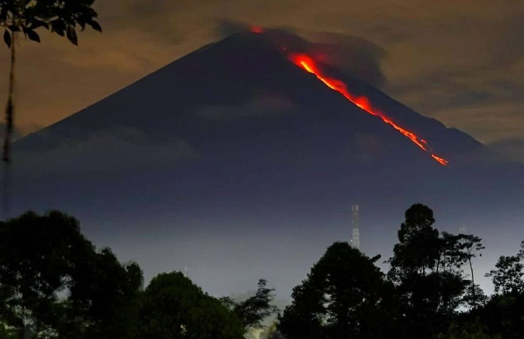 Cerita Mistis Gunung Semeru Yang Baru Saja Meletus. Suara Para Dewa ...