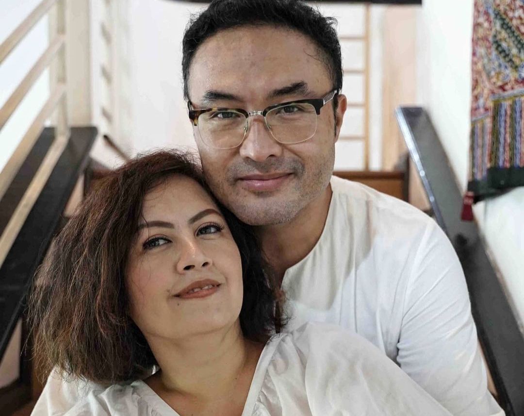 Pasangan seleb Cynthia Lamusu dan Surya Saputra. Surya pemeran ayah Andin di sinetron Ikatan Cinta.