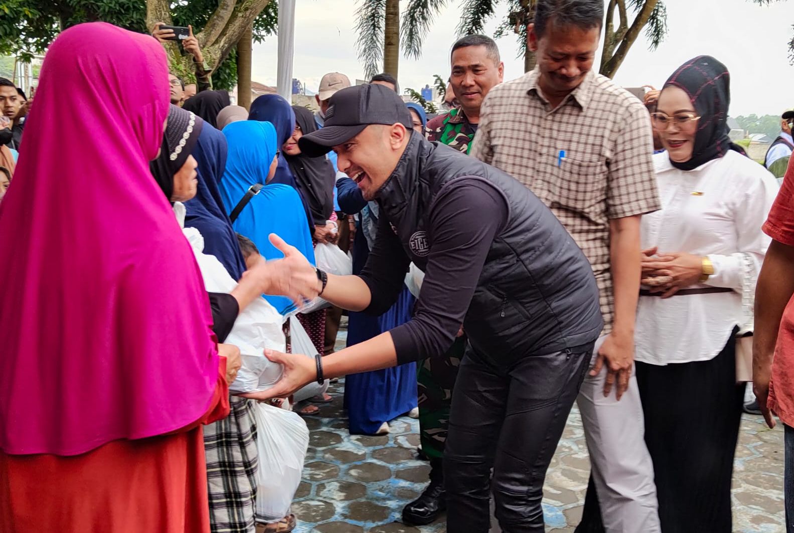 Bupati Kabupaten Bandung Barat, Hengky Kurniawan serahkan sembako murah ke warga saat kegiatan OPM di Kecamatan Padalarang /Foto :Deni Supriatna /Galamedia News /
