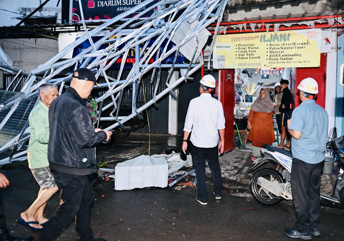 Tornado di Bandung, Penjabat (Pj) Gubernur Jawa Barat, Bey T Machmudin (tengah) di lokasi terdampak puting beliung di Rancaekek, Kabupaten Bandung, Rabu, 21 Februari 2024.