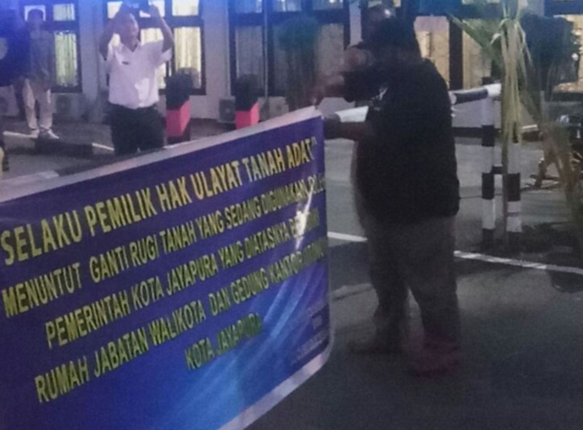 Pemilik hak ulayat membuka palang Kantor Wali Kota Jayapura