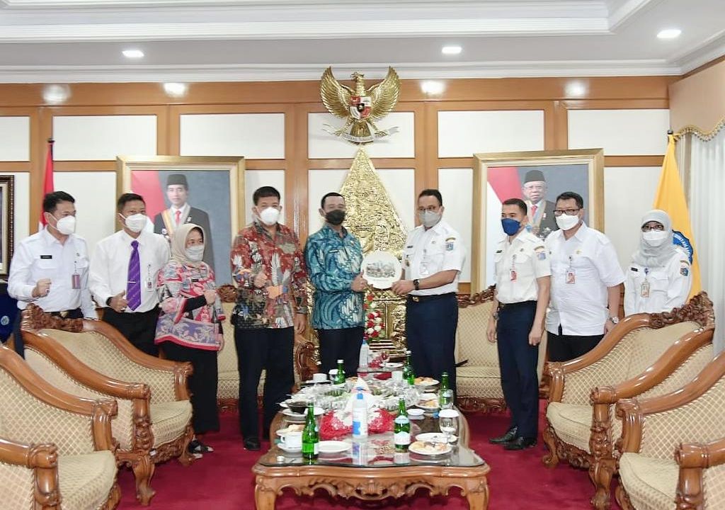 Gubernur DKI Jakarta, Anies Baswedan berfoto bersama Rektor IPDN, Dr. Hadi Prabowo, M.M. dan jajaran, saat melakukan kunjungan ke kampus Institut Pemerintahan Dalam Negeri (IPDN) di Jatinangor, Kab. Sumedang, Jumat, 11 Juni 2021./dok.IPDN