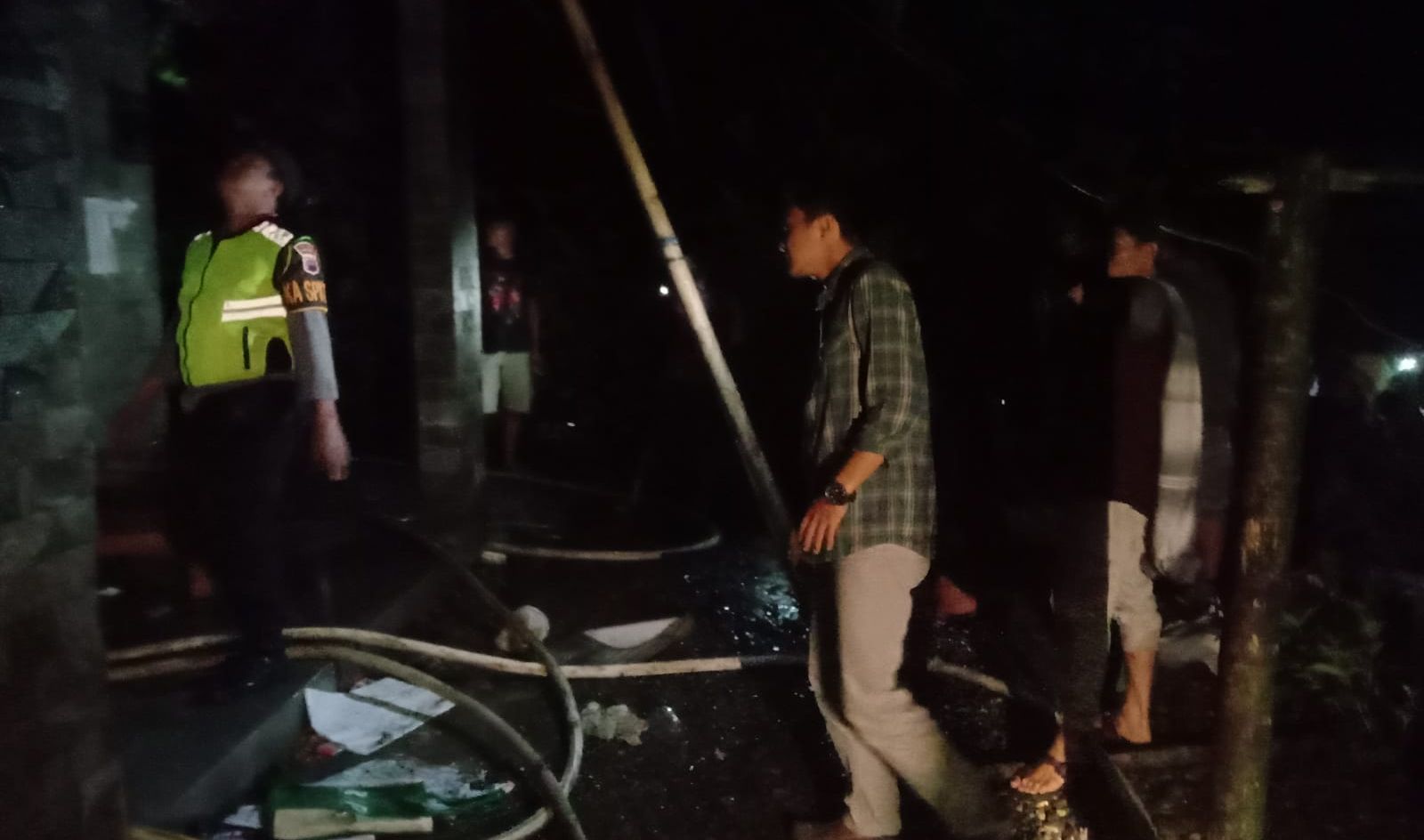 Polisi saat melakukan olah TKP kebakaran rumah di Desa Limbangan, Kecamatan Kutasari, Polres Purbalingga, Sabtu malam 25 Maret 2023.
