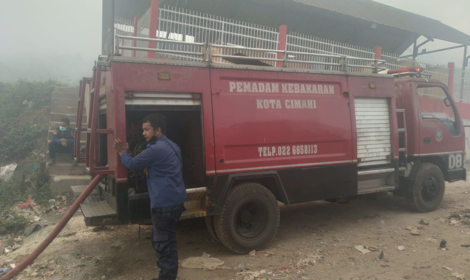 Tim Damkar Kota Cimahi bantu penanganan kebakaran di TPA Sarimukti.