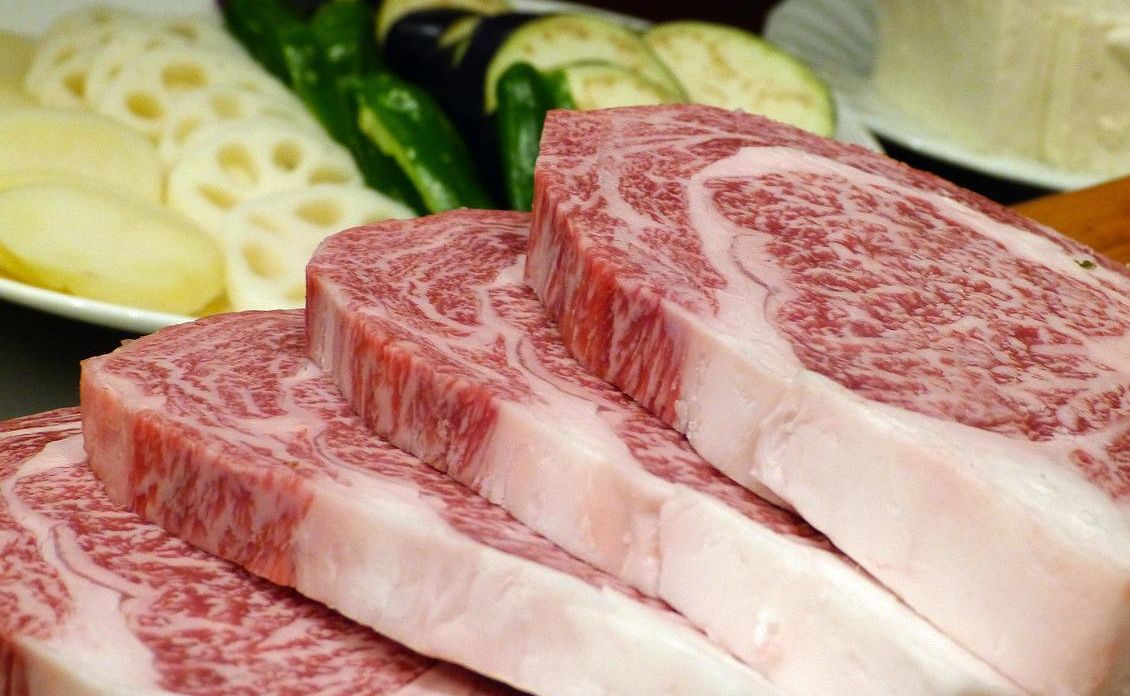Ilustrasi daging kurban, simak tips menghilangkan lemak dari daging.