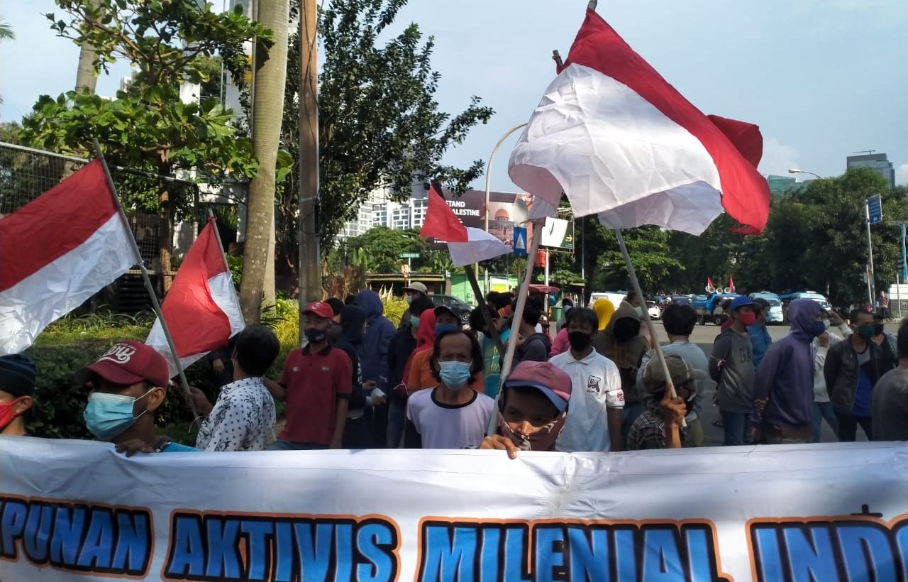 Sekelompok demonstran pendukung keputusan TWK KPK Firli Bahuri yang mengaku sebagai Aktivis Milenial Indonesia menyebut dirinya mendapat bayaran.