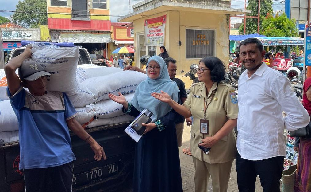 Dinperindag Purbalingga salurkan 2 ton beras ke pedagang pasar Bobotsari.