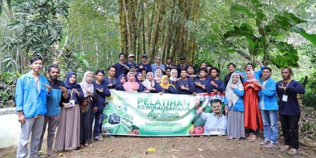Lima mahasiswa Unismuh Makassar belajar pertanian alami pada petani Bulukumba di Desa Salassae  