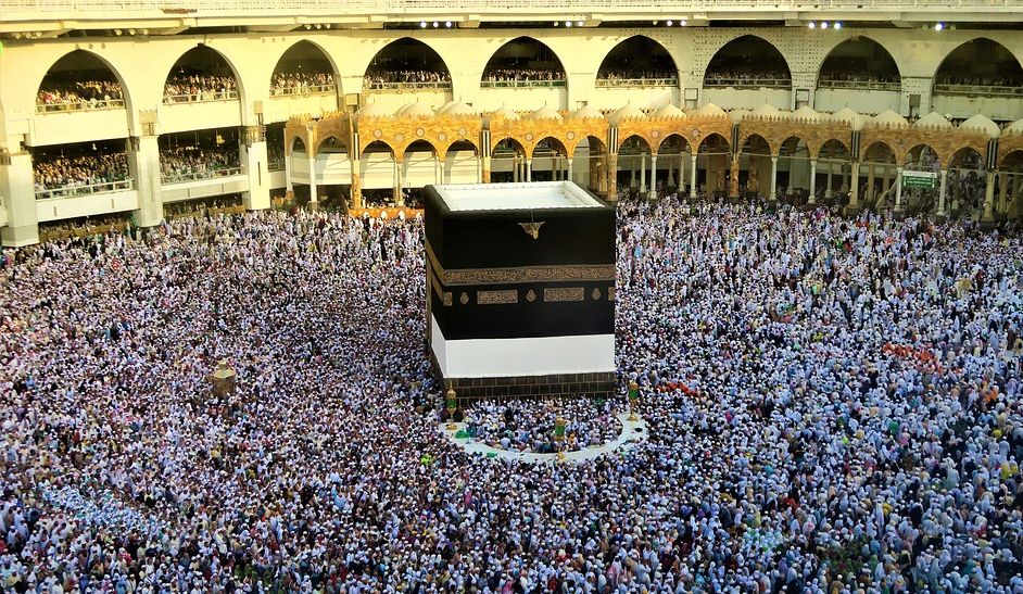 Umat Muslim sedang melakukan thawaf di Ka’bah, Masjidil Haram, Makkah.