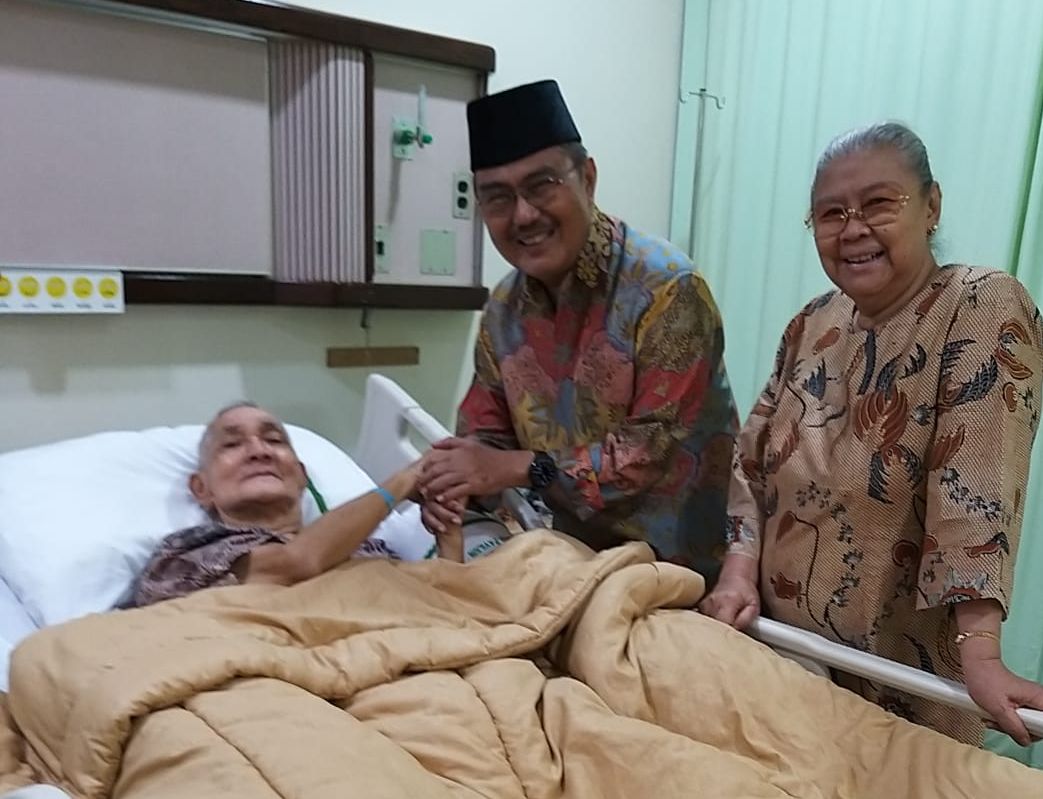 Mantan Ketua MK Jimly Asshiddiqie saatmenjenguk mantan Wakil Presiden RI Try Sutrisno yang sejak beberapa hari lalu dirawat di rumah sakit