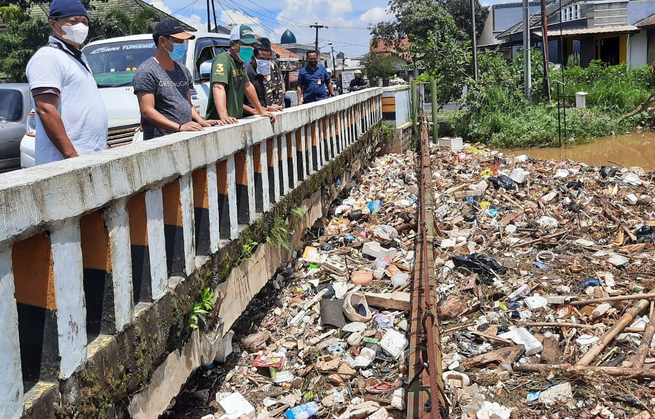 Sampah Menyumbat Jembatan Sungai Cikeruh Tegalluar Kerap Banjir Kang Ds Ajukan Renovasi Dan 1058