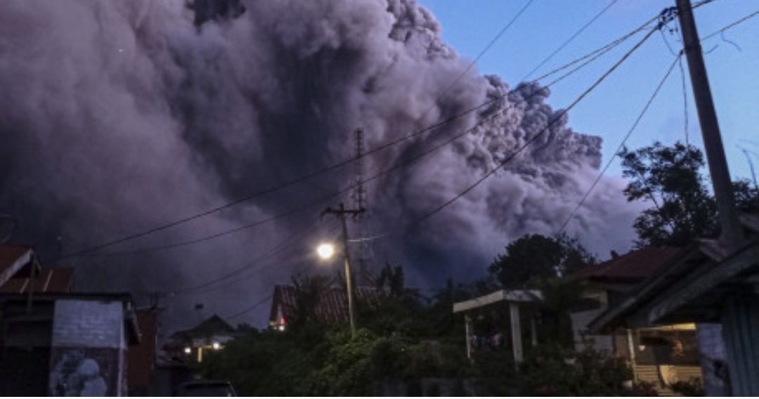 Penampakan erupsi gunung Sinabung pada Senin, 19 Juli 2021.*