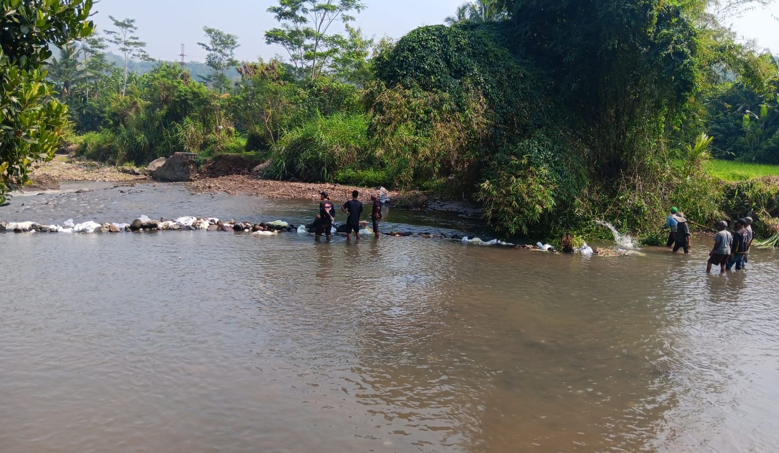 Bendungan Sungai Cipelang yang berlokasi di Kampung Cipanengah RT 04/02 Kelurahan Cipanengah, Kecamatan Lembursitu, Kota Sukabumi jebol sejak bulan Mei 2023.