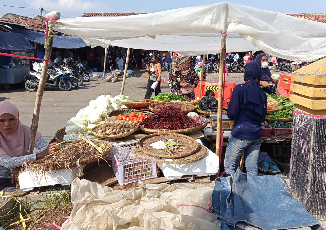 Pedagang berjualan tidak hanya di dalam Pasar Banjaran tetapi juga menggelar dagangannya di dalam lahan Terminal Banjaran.
