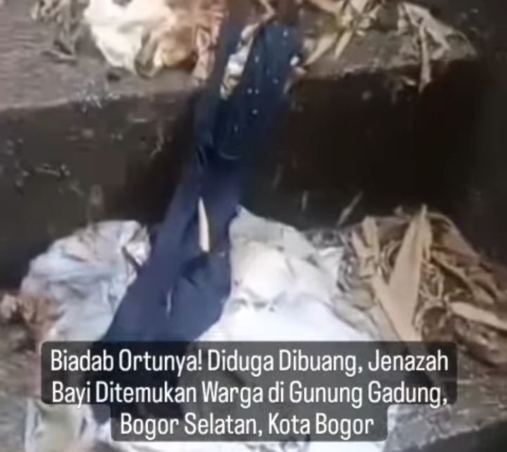 Penemuan buntelan kain berisi mayat bayi di Bogor, Jawa Barat.