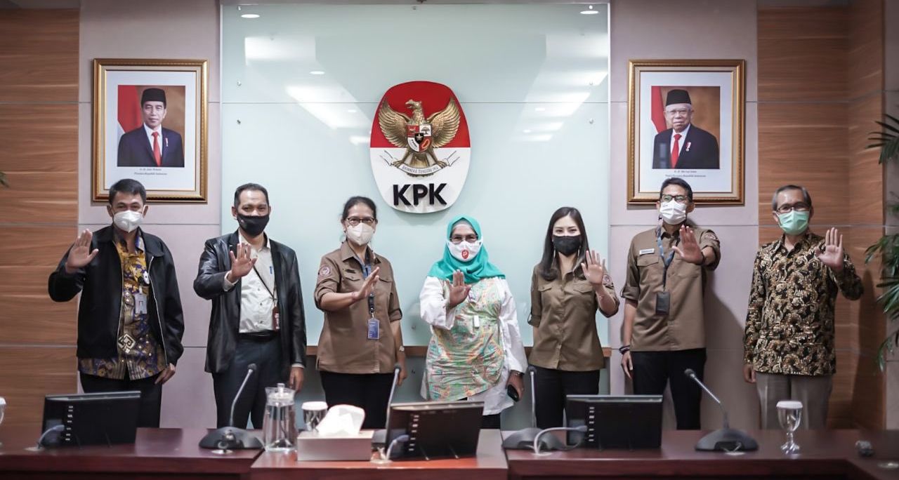 Menteri Pariwisata dan Ekonomi Kreatif (Menparekraf) Sandiaga Salahuddin Uno (kedua dari kanan) bersama jajaran Kemenparekraf dan Komisi Pemberantasan Korupsi (KPK) di Gedung Merah Putih Jakarta, Kamis 21 Januari 2021. 