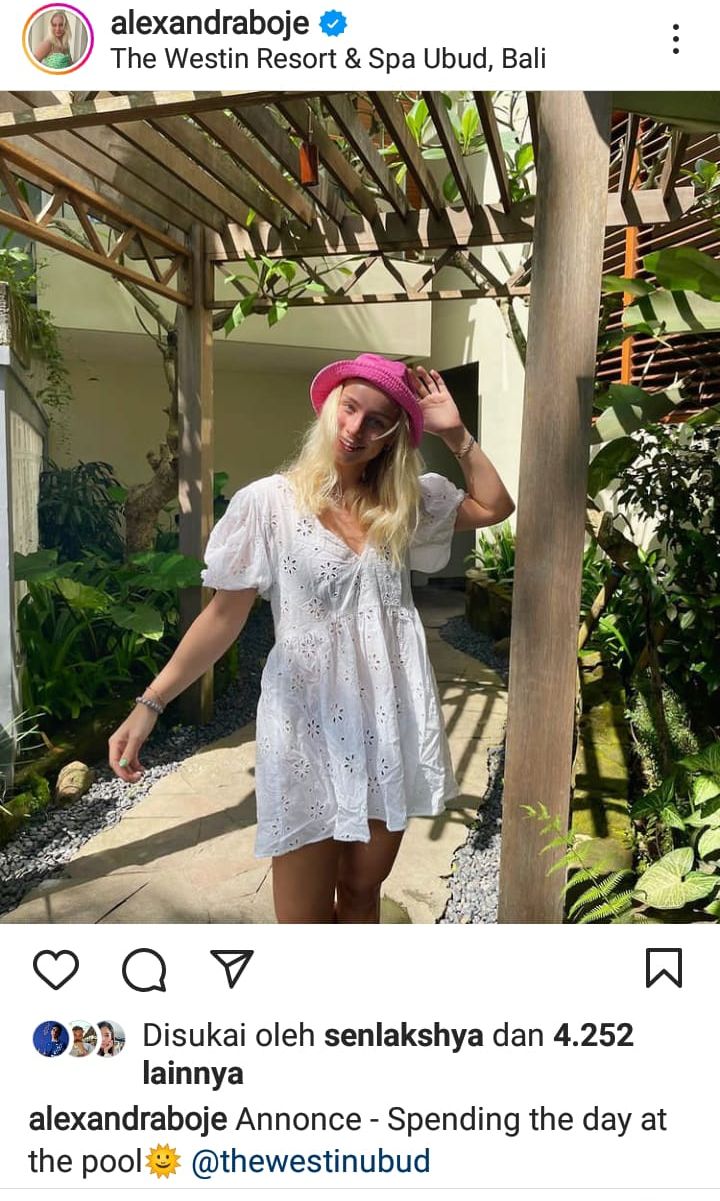 Alexandra Boje dengan topi pink saat berada di Bali