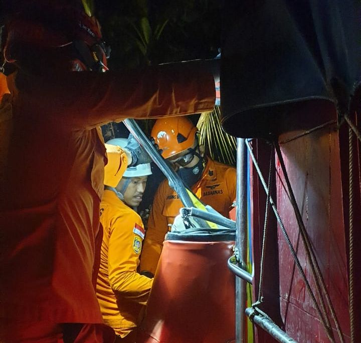 Tim penyelamat gabungan saat evakuasi korban kecelakaan tunggal truk di Kebumen, Rabu 6 Juli 2022