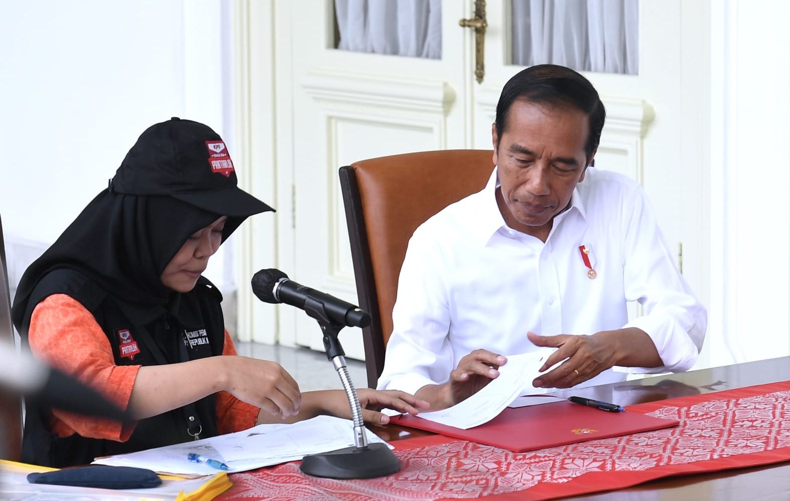 Ketua Komisi Pemilihan Umum (KPU), Hasyim Asy’ari menilai hal tersebut merupakan simbol bahwa Pemilu 2024 tetap berjalan.