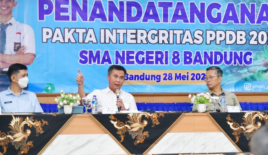 Penjabat Gubernur Jabar Bey T Machmudin saat menghadiri penandatanganan pakta integritas pelaksanaan PPDB 2024 di Jawa Barat.