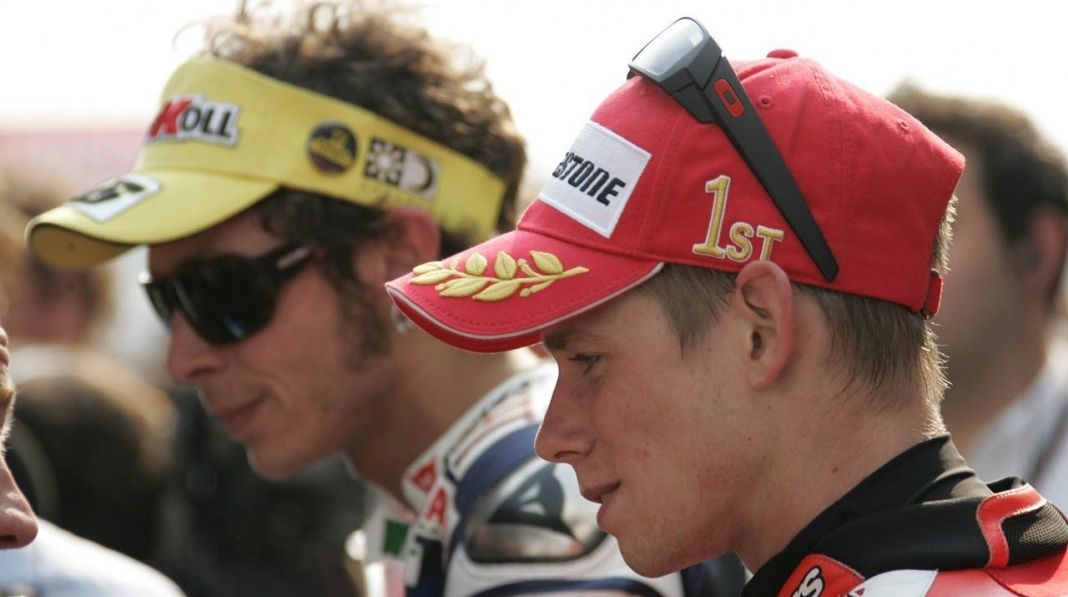 Mantan pembalap MotoGP, Casey Stoner (kanan) dan Valentino Rossi.