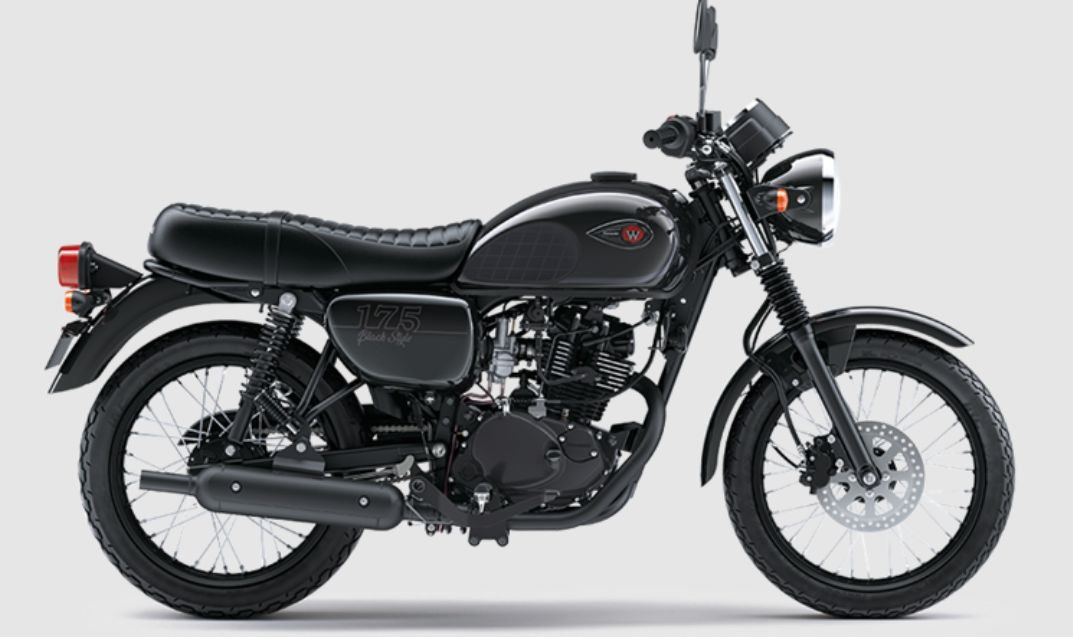 Ilustrasi Kawasaki W175 bergaya klasik yang bersaing dengan New Yamaha XSR 155 bergaya retro modern
