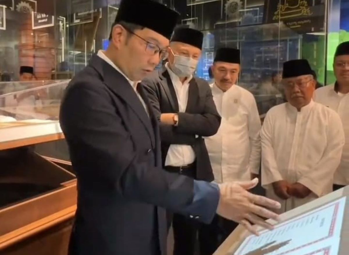 Gubernur Jawa Barat, Ridwan Kamil saat mempraktekkan membaca Al Quran secara digital tanpa disentuh, cukup dengan mengibaskan tangan kanan ke arah kiri untuk membuka halaman Quran/Instagram@ridwankamil//