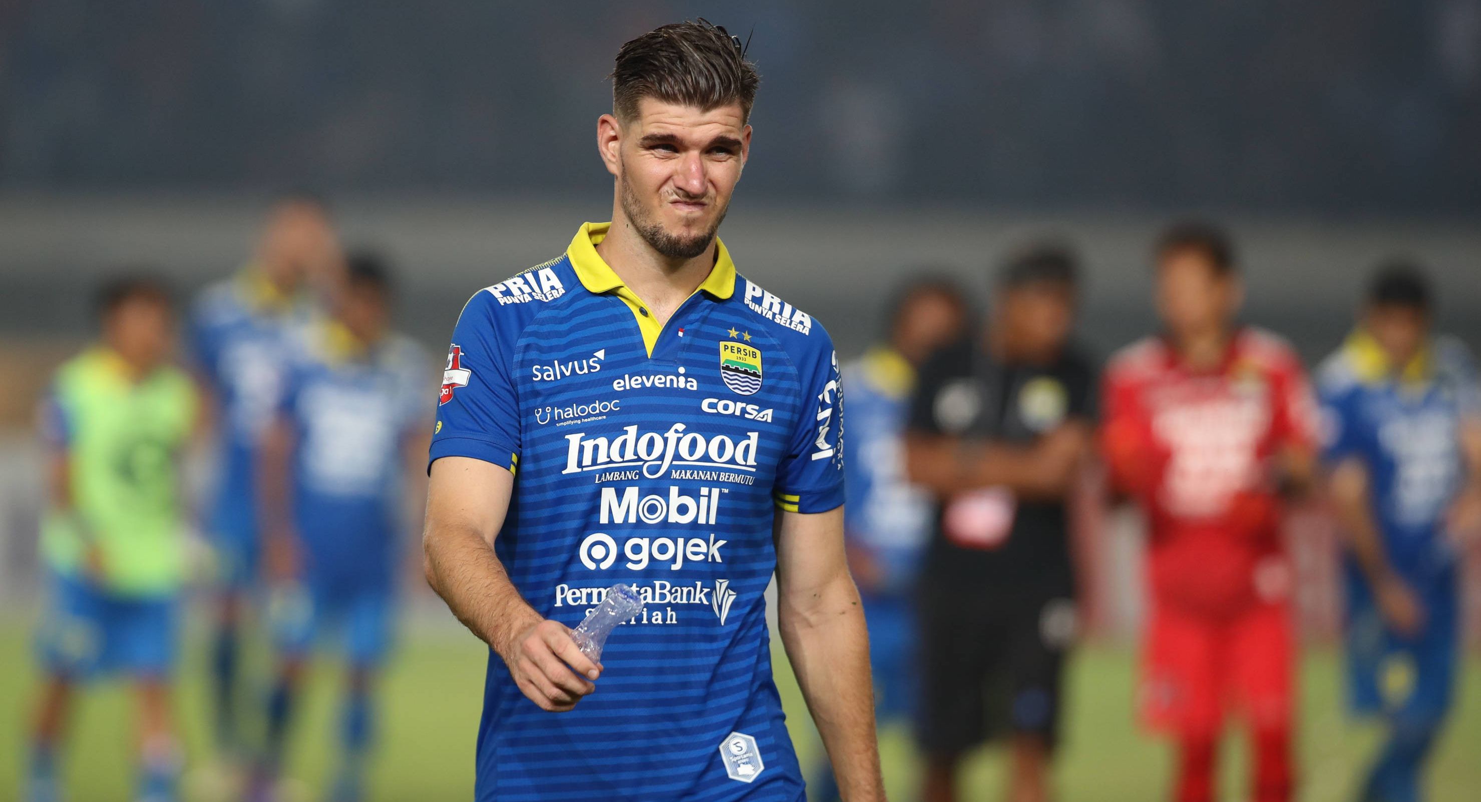EKSPRESI kekecewaan pemain Persib Bandung Nick Kuipers usai bertanding melawan Persela Lamongan pada ajang Shopee Liga 1 di Stadion Si Jalak Harupat, Kabupaten Bandung, Selasa 3 Desember 2019.*