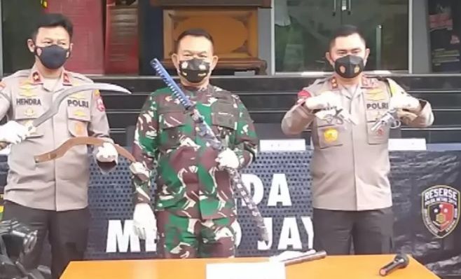 Pangdam Jaya, Dudung Abdurrachman (tengah) dan Kapolda Metro Jaya, Fadil Imran (kanan) mengamankan bukti dari kelompok yang diduga pengikut Habib Rizieq Shihab, di Mapolda Metr Jaya, Senin, 7 Desember 2020.