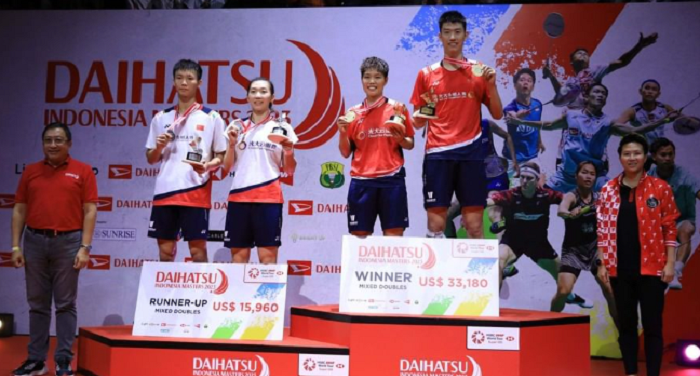 Podium pemenang Indonesia Masters sektor ganda campuran, ada Huang Dong Ping (juara pertama, kiri) dan Liliyana Natsir yang memberikan medali (paling kanan).