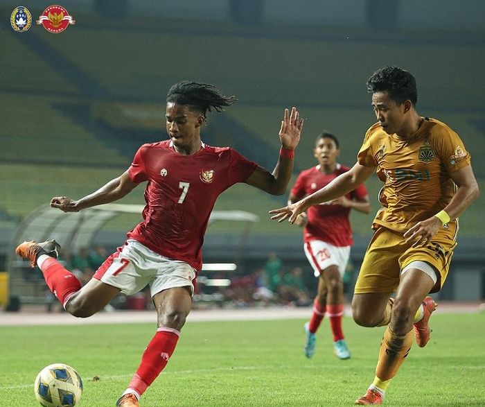 Ilustrasi AFF U-19 tayang di mana? Ini jadwal dan link live streaming Timnas Indonesia vs Vietnam malam ini, 2 Juli 2022, di Indosiar dan Vidio.com.