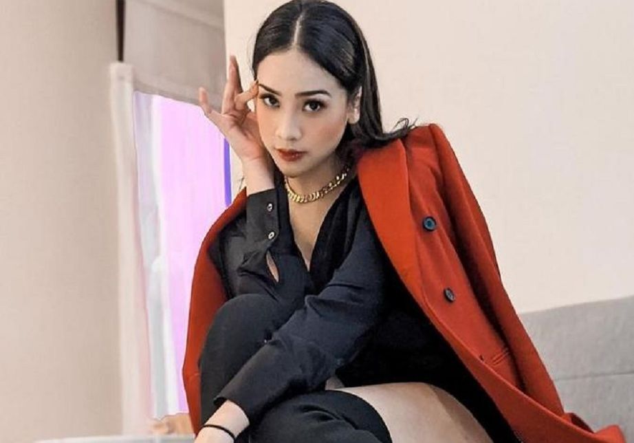 Gaya Duduk Seksi Ala Anya Geraldine Hot Selebgram Vrogue Co