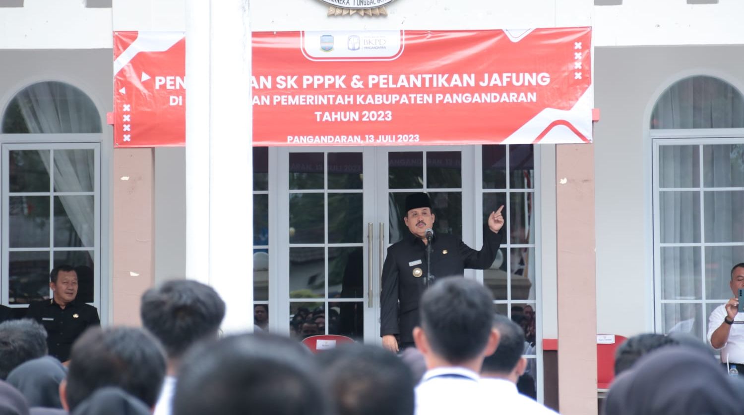 Bupati Jeje Wiradinata menyerahkan SK PPPK kepada tenaga guru honorer di lingkup Pemerintah Kabupaten Pangandaran pada Kamis 13 Juli 2023.