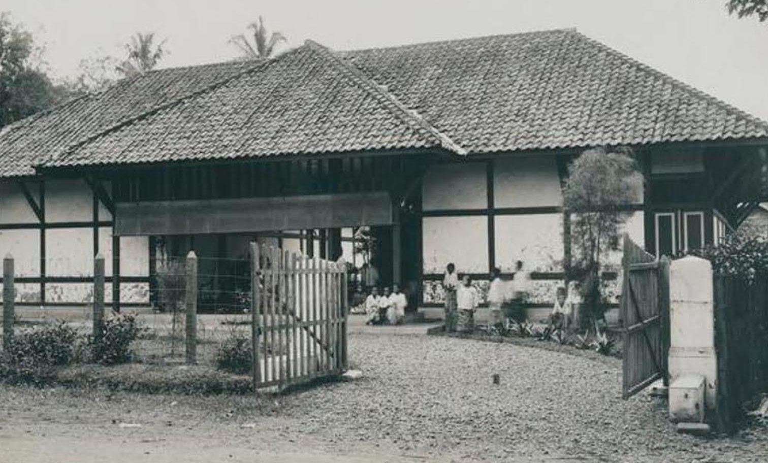 Sekolah Kaoetamaan Istri di Bandung tahun 1920.