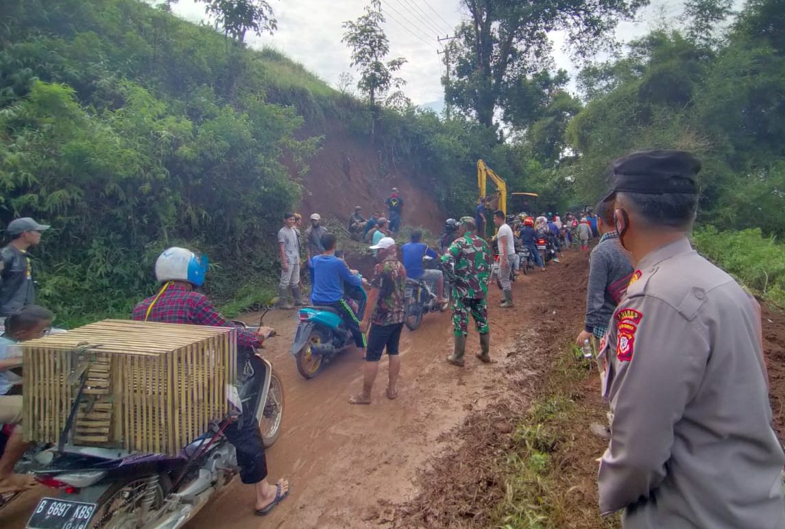 Longsor di Cianjur, Akses Jalan Dua Kecamatan Tertimbun Material Tanah Setinggi 5 Meter di Kampung Cikareo, Desa/Kecamatan Sukaresmi