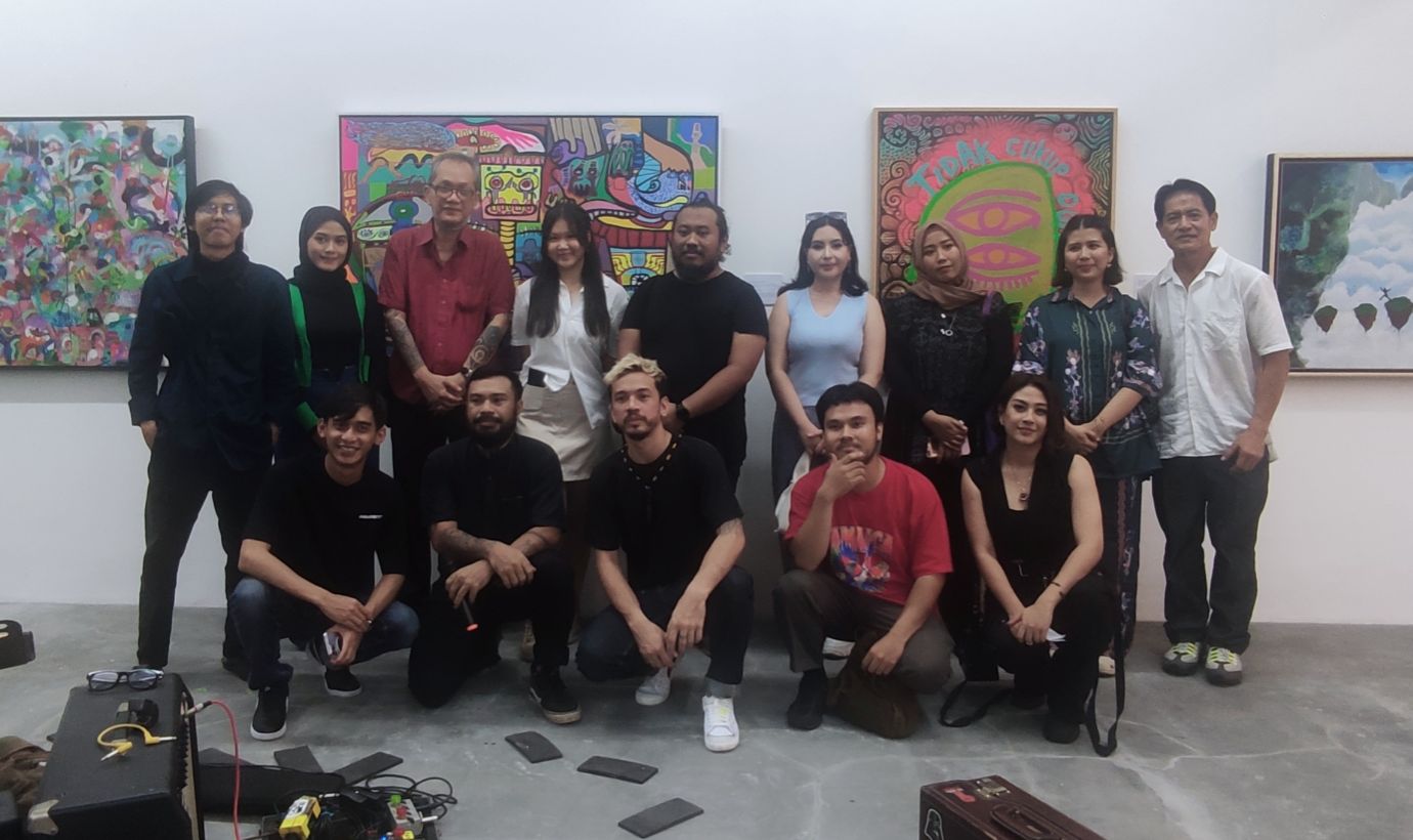 Para seniman yang terlibat di Pameran Lukisan Unity in Diversity/