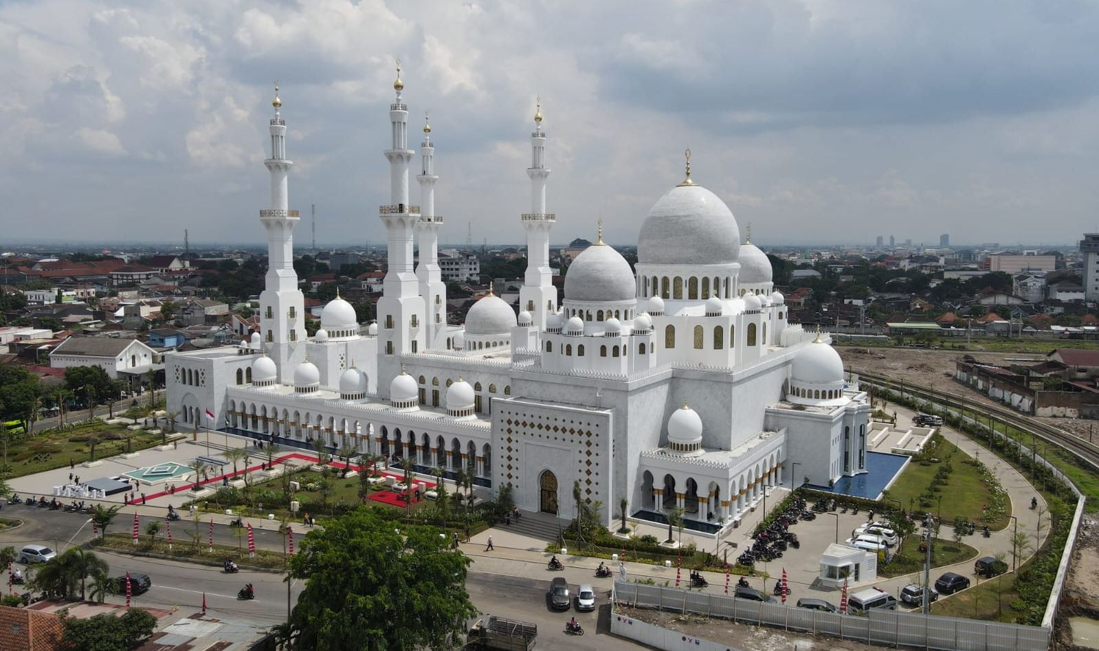 Masjid Syeikh Zayed di Kota Solo.  JAM Buka Puasa Hari Ini di Yogyakarta, Semarang, Solo, Magelang dan Jawa Tengah - DIY.