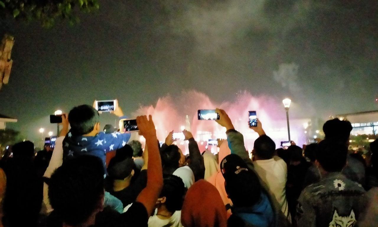 WARGA ramai-ramai mengabadikan atraksi air mancur menari tepat pada Rabu 1 Januari 2020 pukul 00.00.*