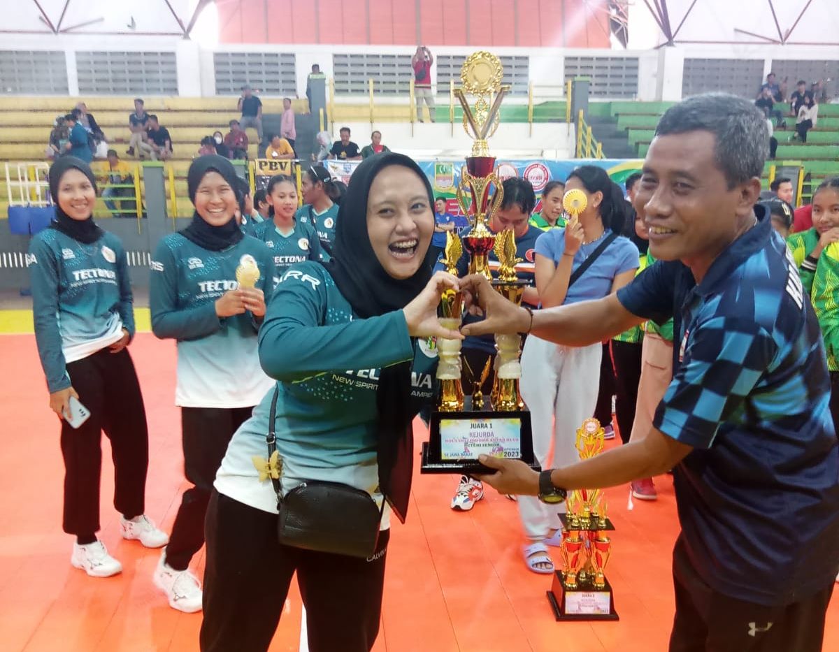 Pemain putri Tectona Bandung menerima piala usai menjadi juara di Kejurda bola voli senior antar klub Jabar 2023 yang berlangsung di Bekasi 19-23 September 2023.