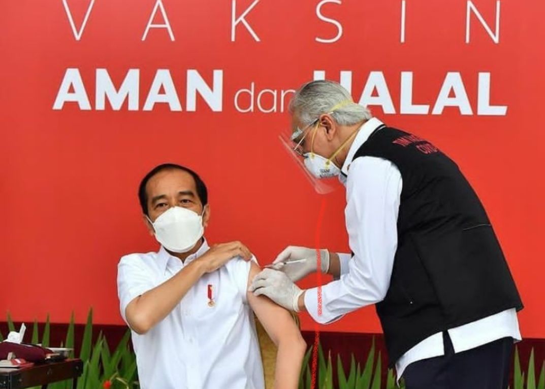 Presiden Joko Widodo (Jokowi) saat vaksinasi Covid-19 di Istana Negara, 13 Januari 2021.