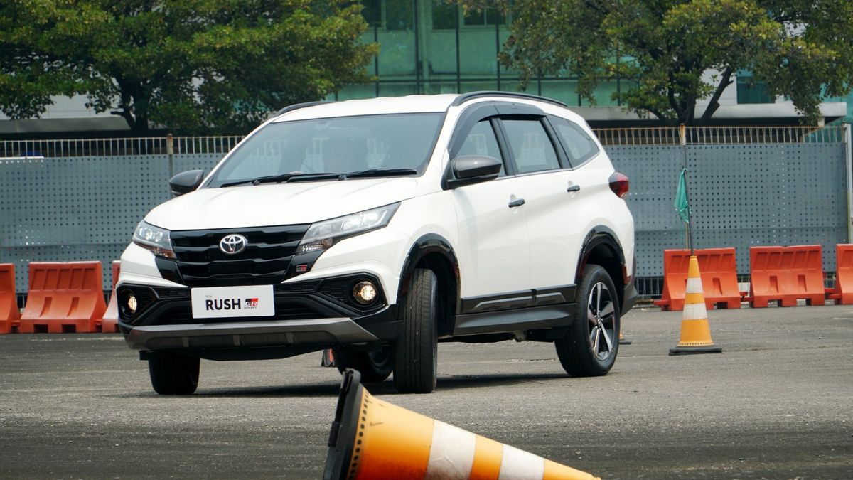 Tabel Simulasi Kredit Toyota Rush GR Sport DP Rp60 Juta Di BCA Dan ...