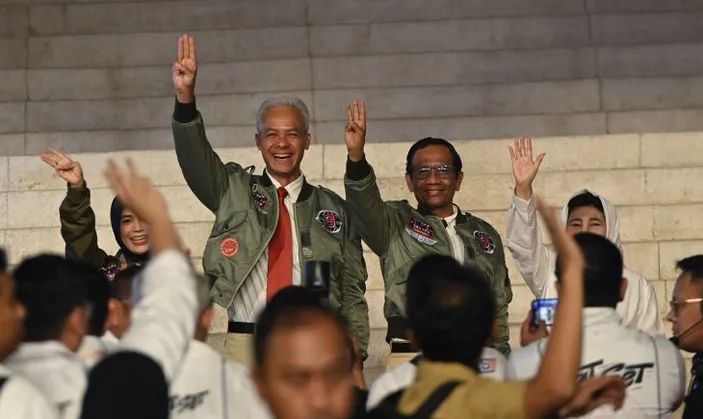 Outfit Capres-Cawapres Di Debat Ketiga Pilpres 2024, Jaket 'Top Gan ...