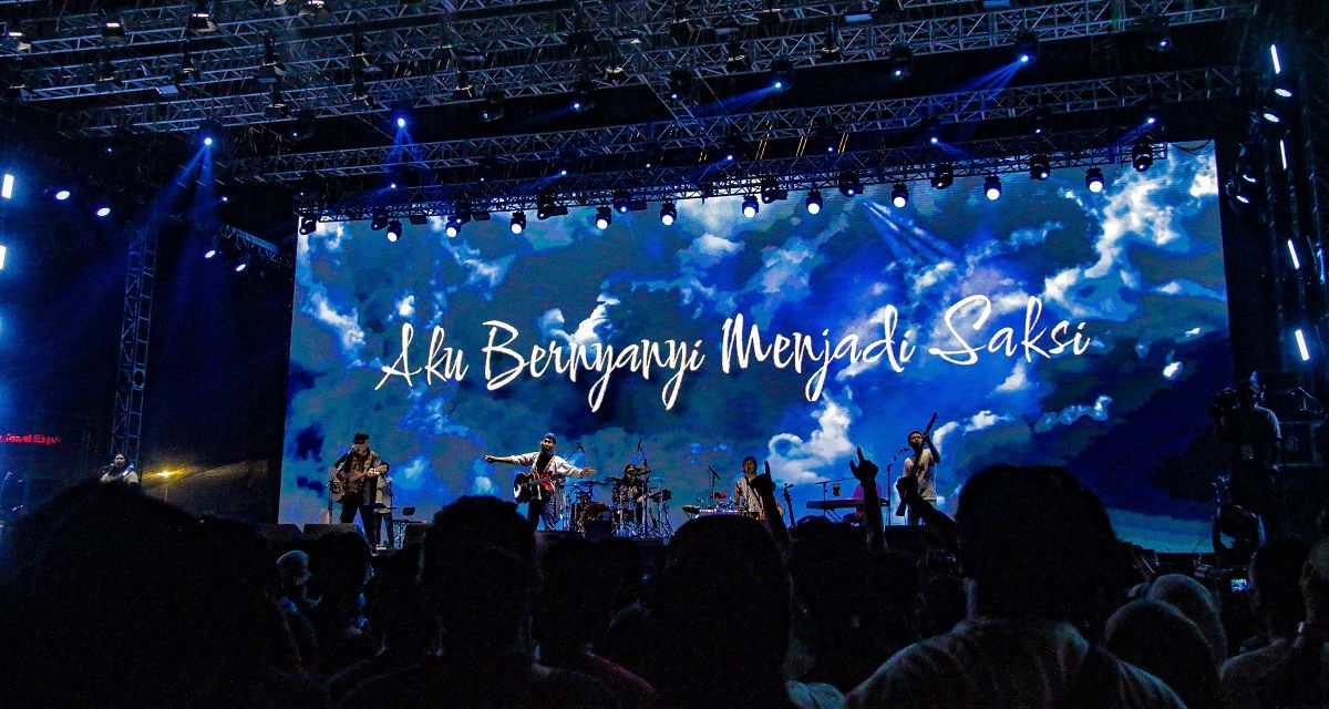 Iwan Fals x Sawung Jabo tampil di panggung Synchronize Fest, Jumat 1 September 2023. Orang-orang harus dibangunkan.