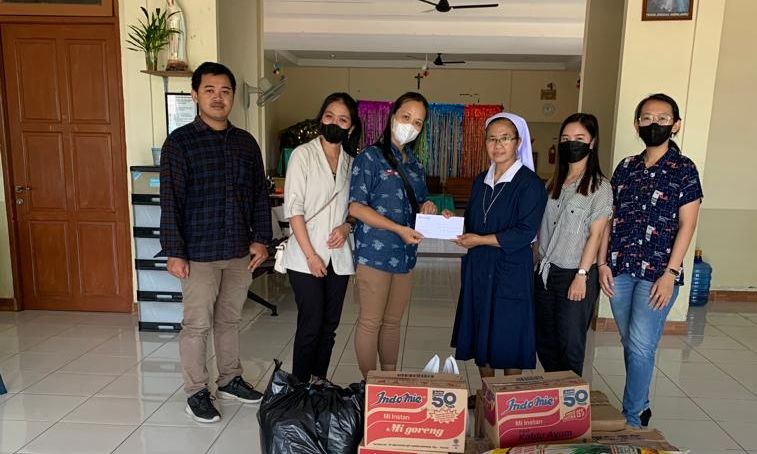 Foto: Astra Motor Kalbar saat menyalurkan bantuan ke Panti Jompo