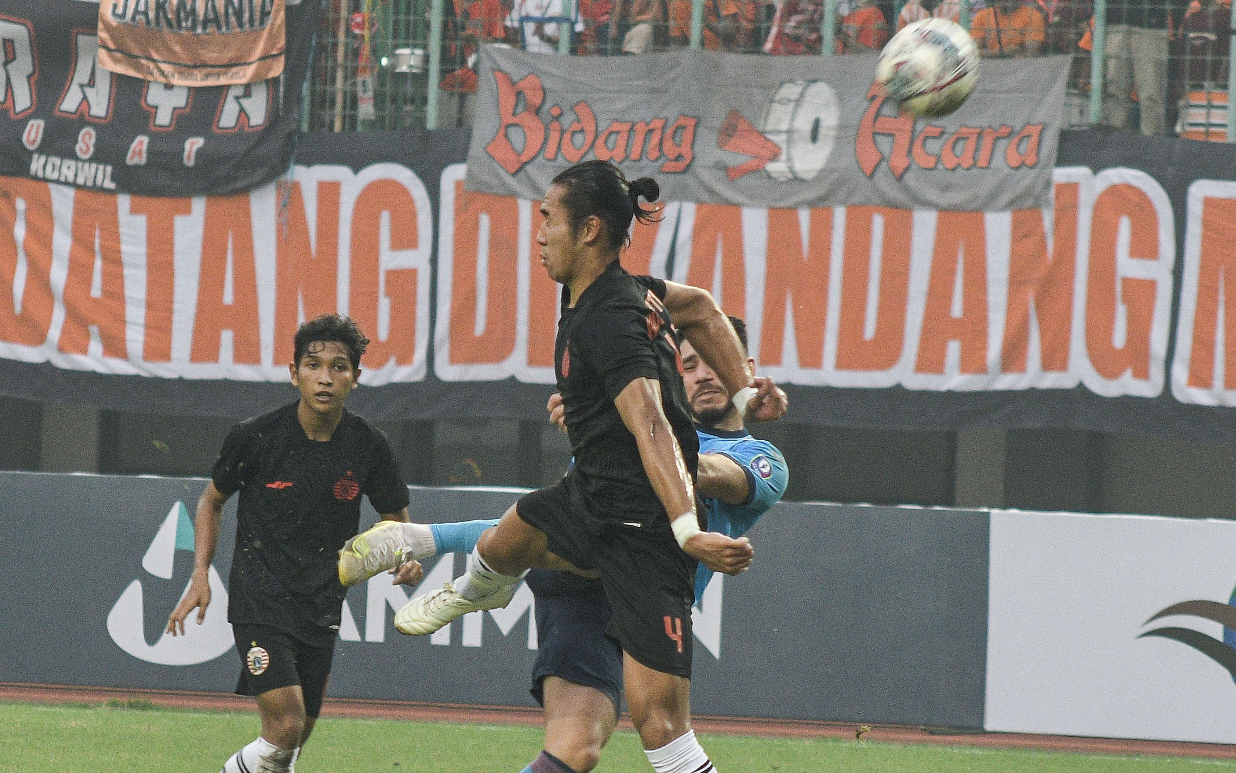 Pesepak Bola Persija Jakarta Ryuji Utomo (tengah) berebut bola dengan pesepak bola Sabah Fc Neto Pessoa (kanan) pada partai persahabatan di Stadion Patriot Chandrabhaga, Bekasi, Jawa Barat, Minggu 5 Juni 2022. Pertandingan berakhir dengan skor 2-1 untuk kemenangan Sabah FC.