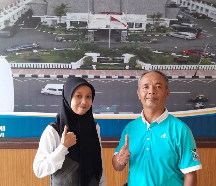 Penulis bersama Pak Fajar seorang pengelola Gedung Juang 45 Sukabumi.