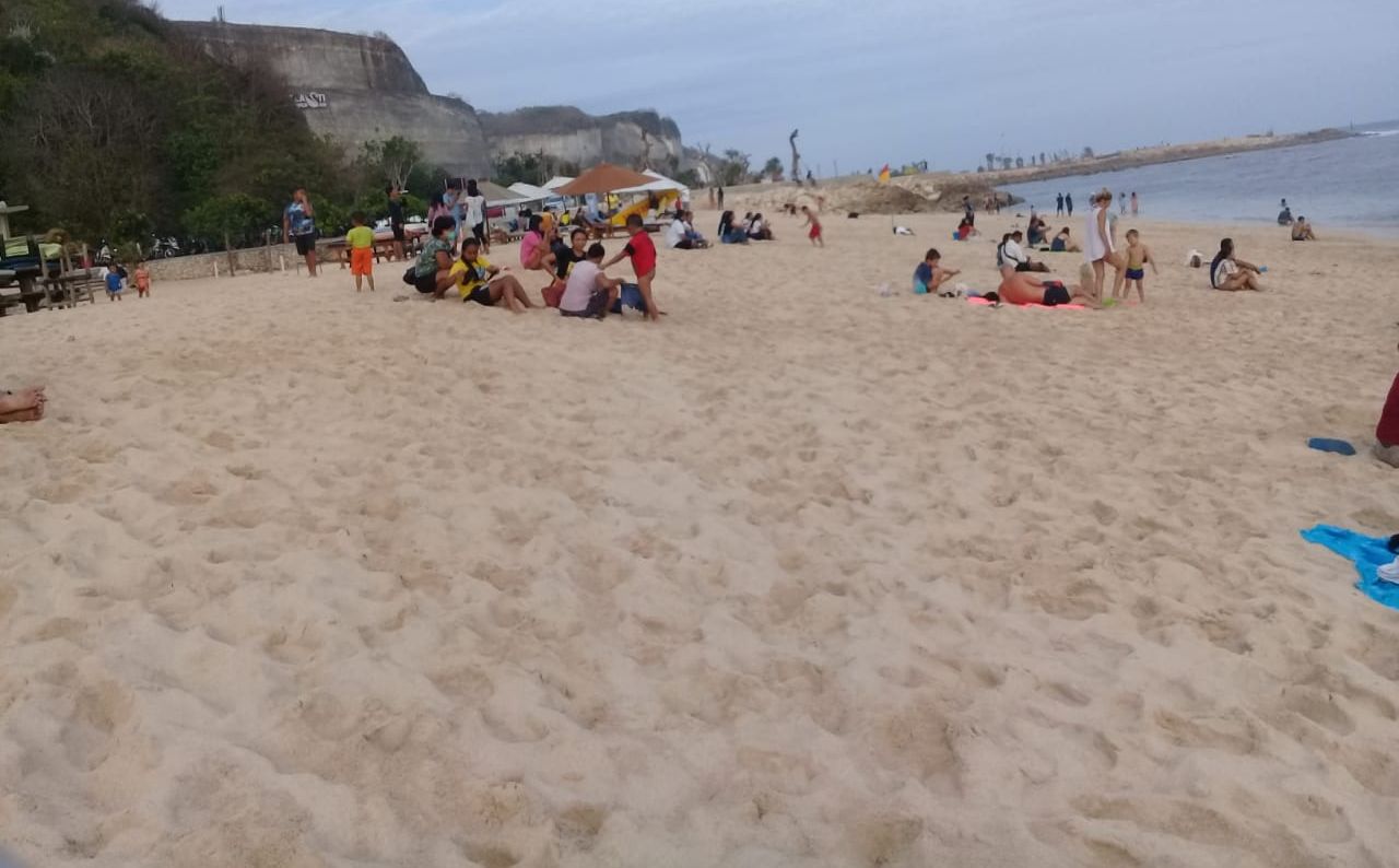 Pengunjung : Suasana Pengunjung Pantai Melasti (Foto Diambil Sebelum Wabah Covid-19)