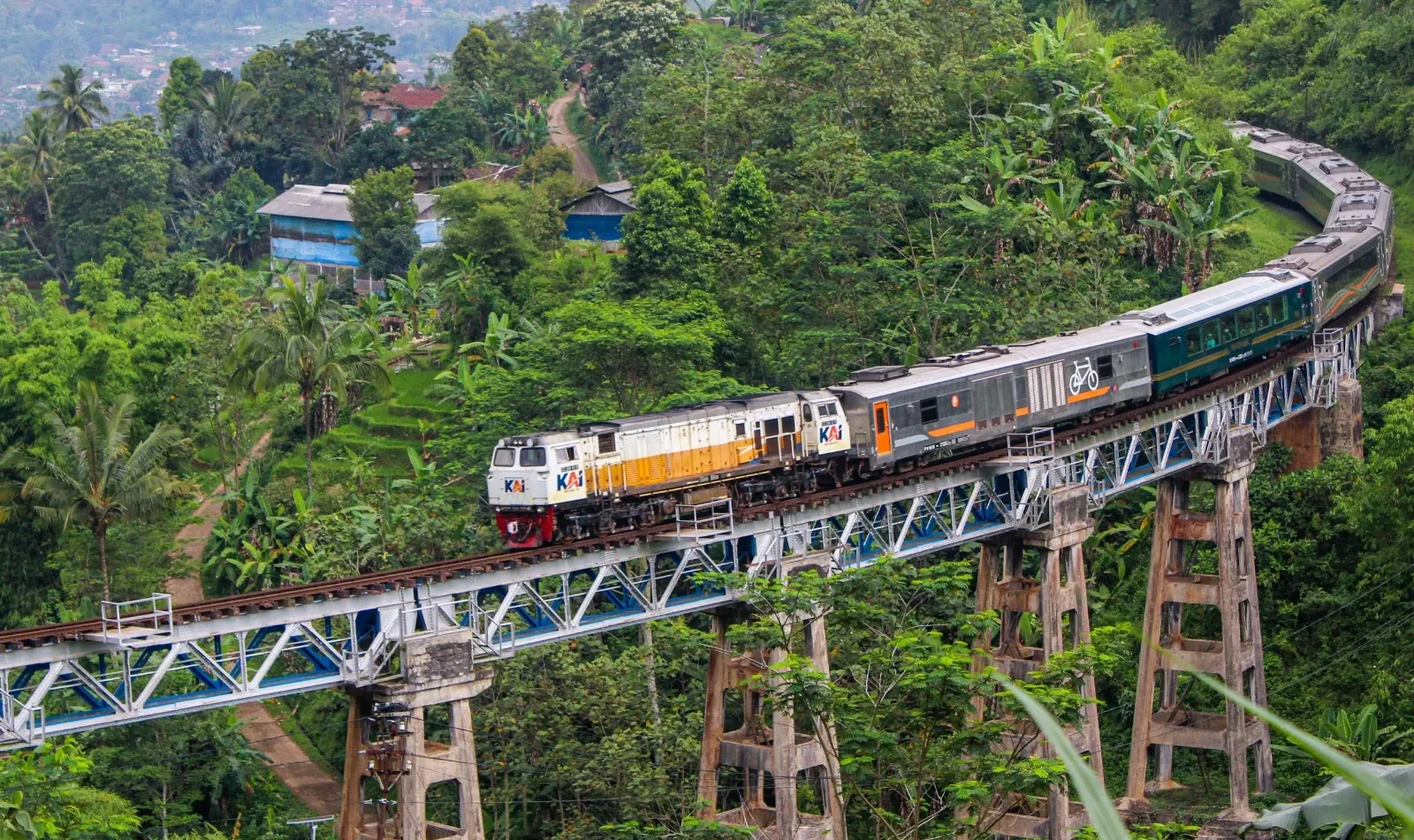 KRL Commuter Line Eject Jakarta Kota – Kampung Bandan – Manggarai ...