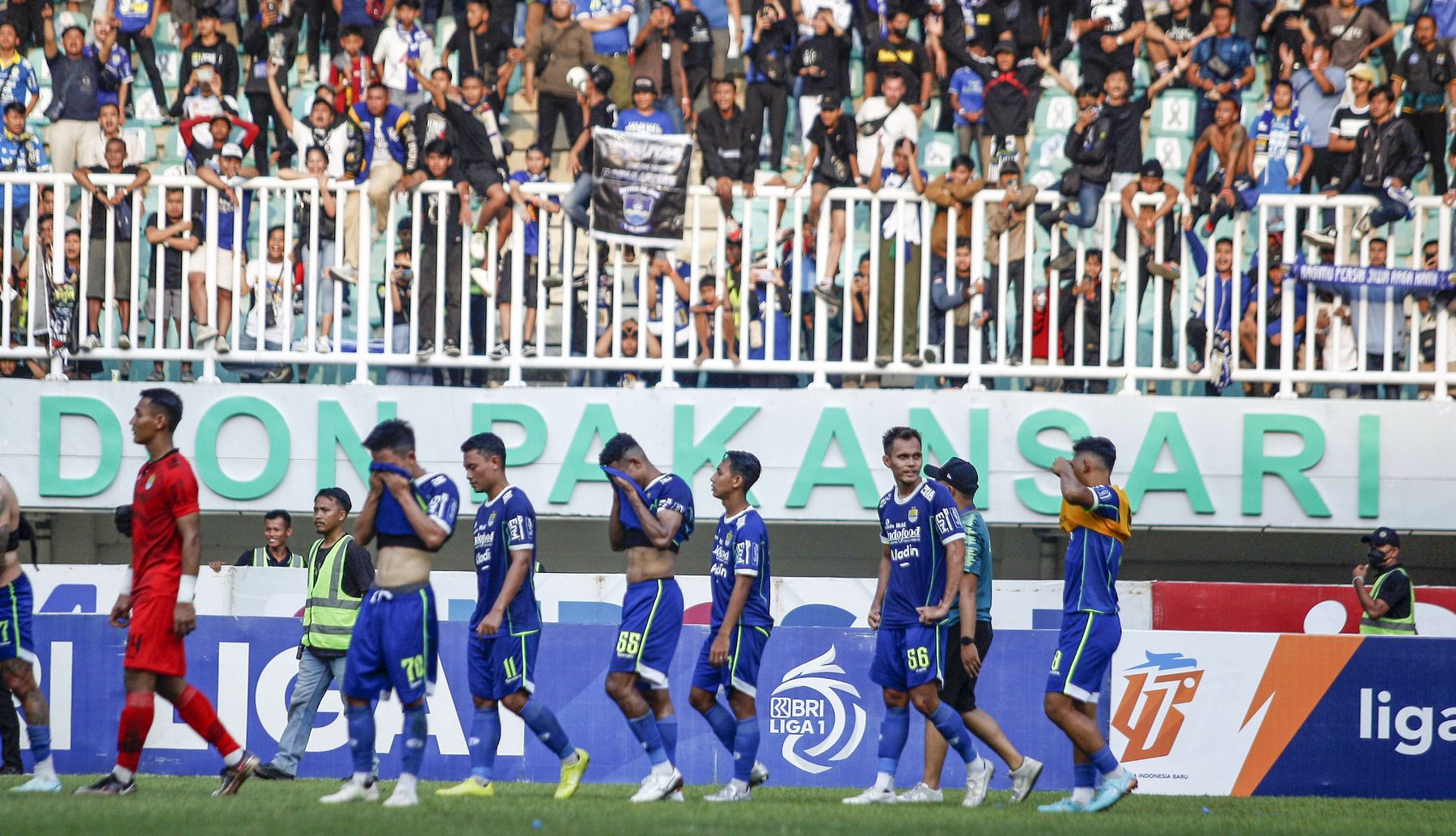 Polda Metro Jaya mengerahkan 2.574 personel gabunga menjelang pertandingan Persija vs Persib malam ini.*